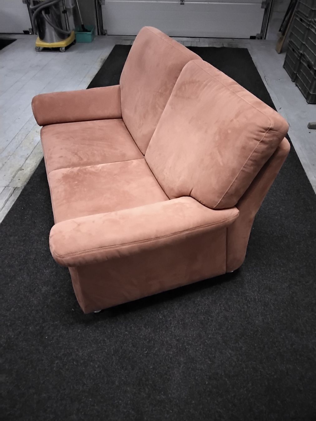 Divani: Schönes Wildleder-Sofa grosszügiger 2-Plätzer – Nuovo (secondo la descrizione) da Arch venduto da Drosselbart 1