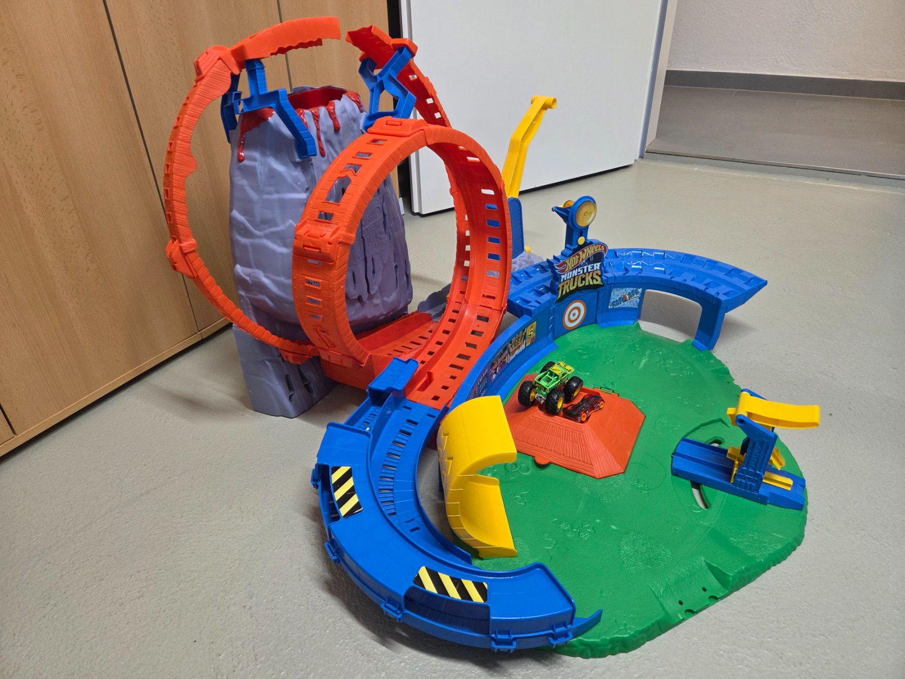 Hot Wheels Spielzeuge: Hot Wheels Monster Trucks Bahn T-Rex Vulkan Arena – Gebraucht aus Hausen AG von roschweizer 1