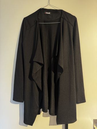 Yendi Damen Cardigan Schwarz – Elegante Wasserfalljacke