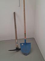 Pickel und Schaufel