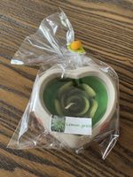 Teelicht in Tonherz Lemongrass mit Blumenverzierungen