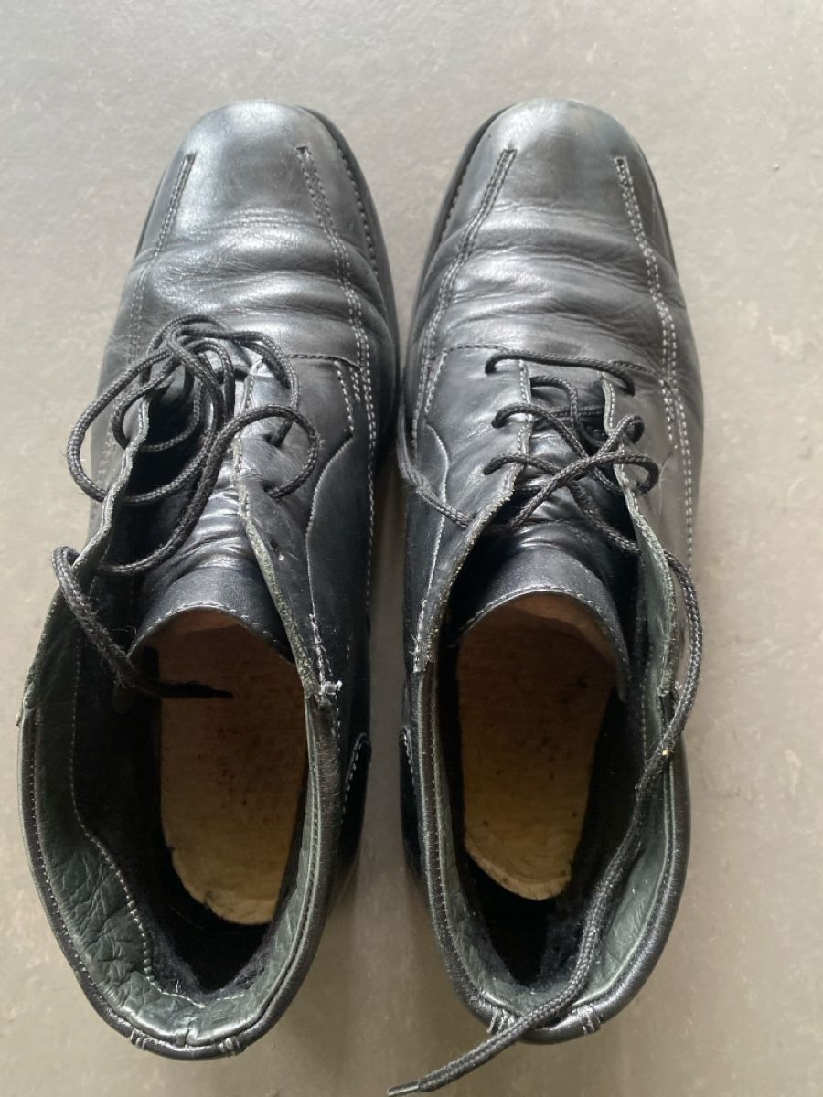Scarpe da uomo: Schwarze Herren Lederschuhe, Grösse 43, – Usato da Dallenwil venduto da kavogt6