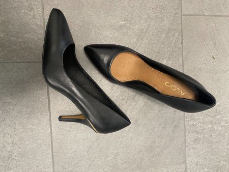 Klassische schwarze Pumps von Aldo 37