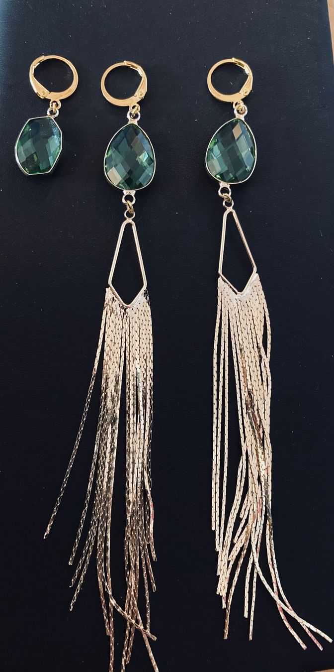 Orecchini pendenti & Orecchini a lobo: Trio de boucles cabochon en verre vert – Usato da Genève venduto da ct_fqr8