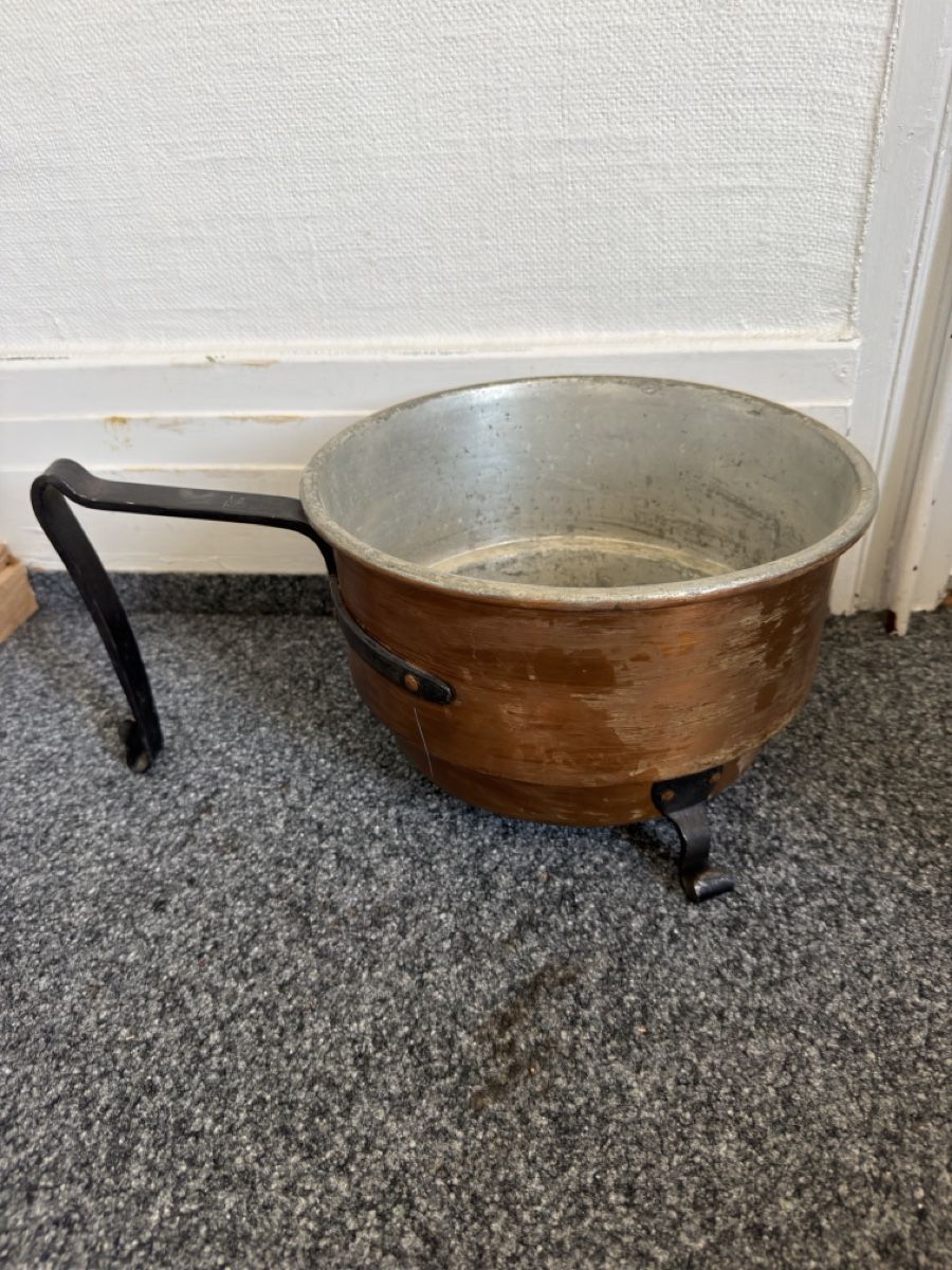 Blumentöpfe: Kupfertopf  mit Griff und Stossfuss Zustand gebraucht – Gebraucht aus Widnau von kustercarmen 4