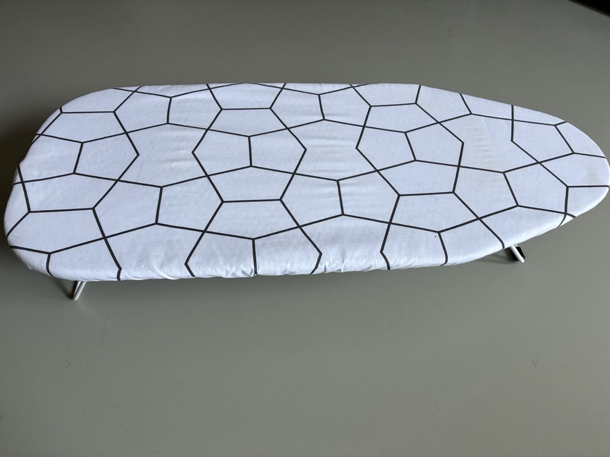Ikea Assi da stiro: Ikea Ironing board (table) white with pattern 74cm – Usato da Zürich venduto da and_bbr2