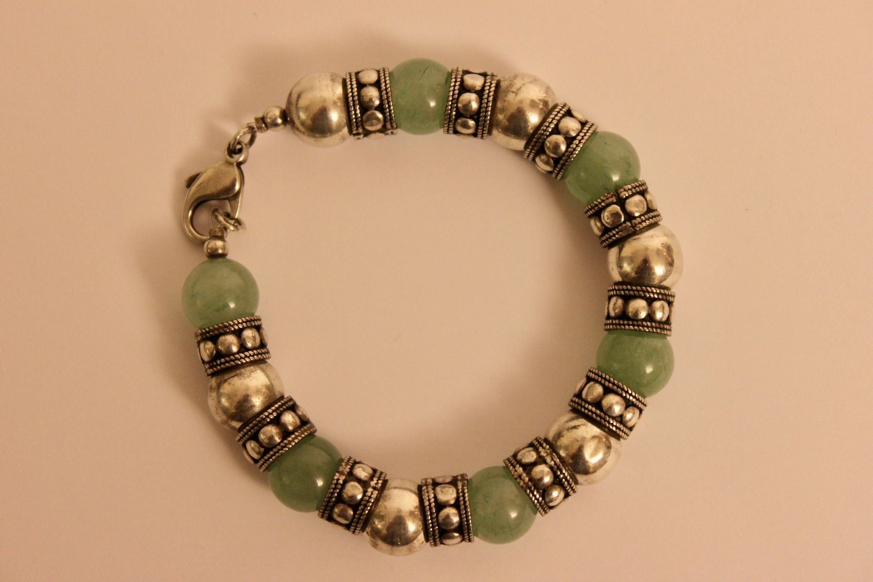 Armbänder & -reifen: SCHÖNE ARMKETTE MIT STEINPERLEN & SILBER. 20.JAHRHUNDERT. – Gebraucht aus Grandcour von Flowerstyle