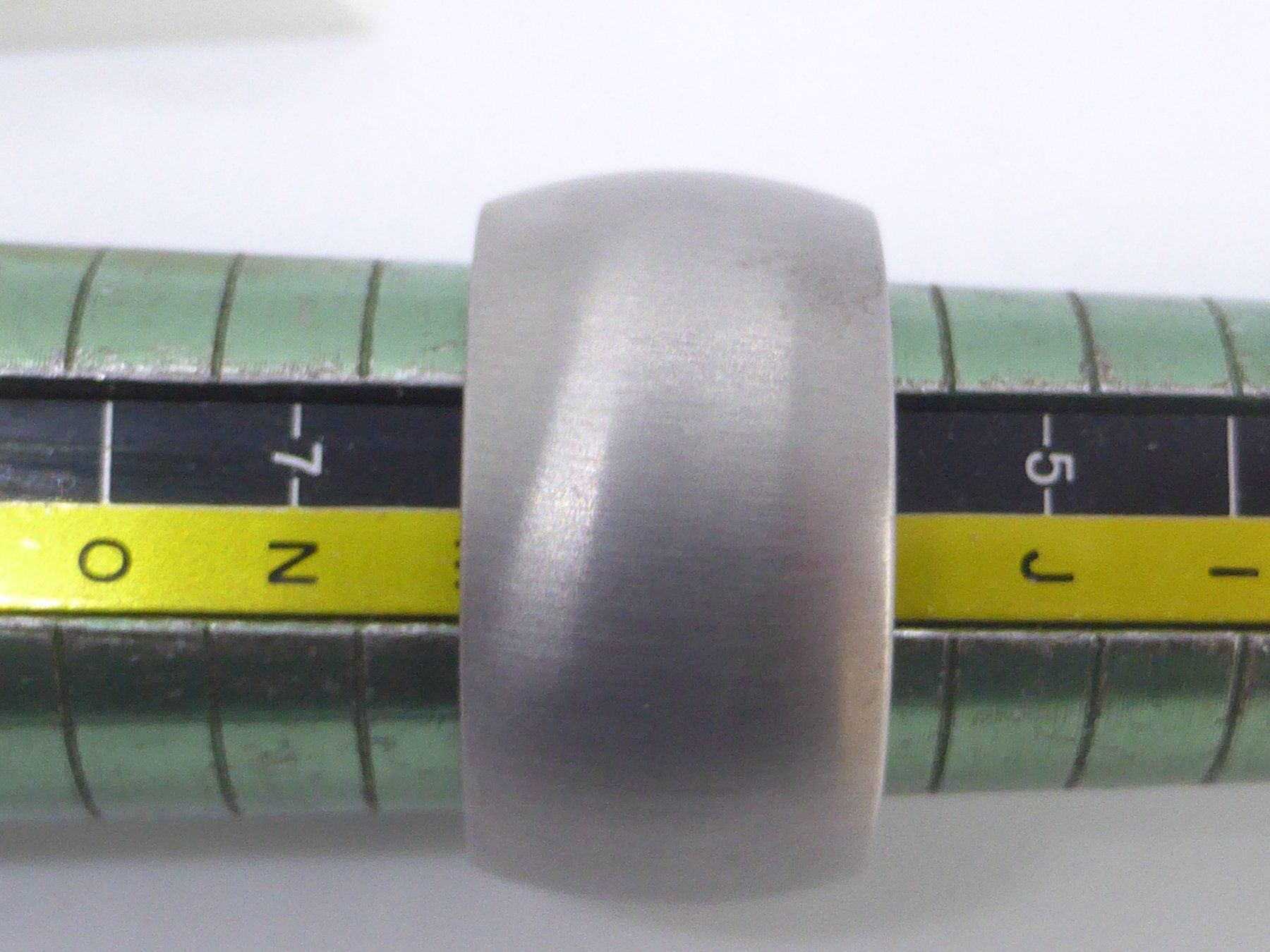 Anelli: Bague en acier large décor brossé – Usato da Porrentruy venduto da Tic-Time 3