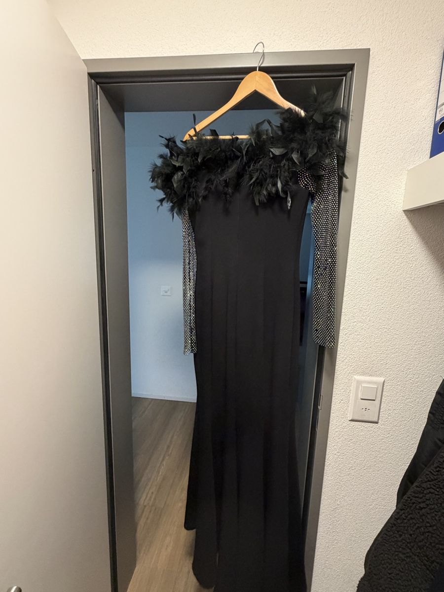Kleider: Abendkleid schwarz mit Federn und Steinen Grösse S – Neu (gemäss Beschreibung) aus Bürglen TG von bes_7dwn