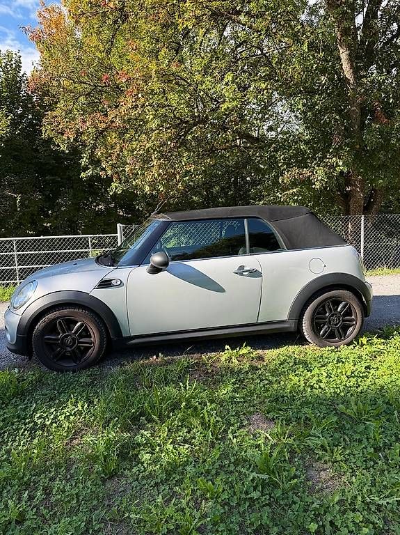 Autos: Mini ONE Cabrio - 1. Hand - mit MFK – D'occasion à Wilen b. Wollerau par iva_n8v7 2