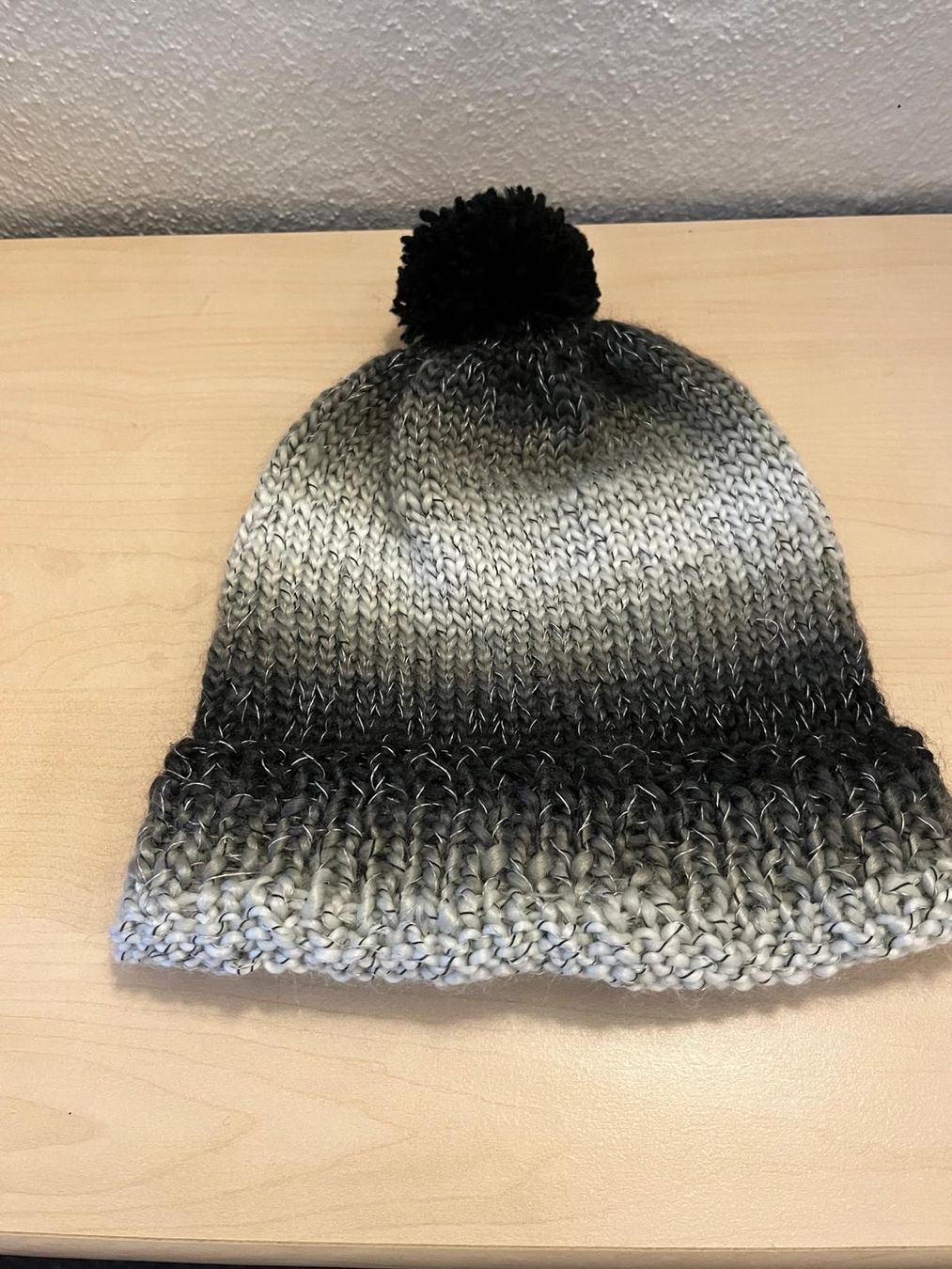 Sonstige Kleidung & Accessoires: Reflektierende Bommelmütze grau schwarz – Neu (gemäss Beschreibung) aus Matzingen von cello900 1