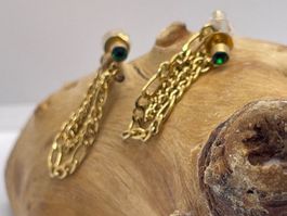 Goldene Edelstahlohrringe mit Kette und Smaragd grün