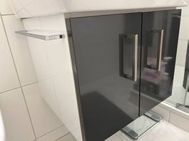 2 Badezimmermöbel