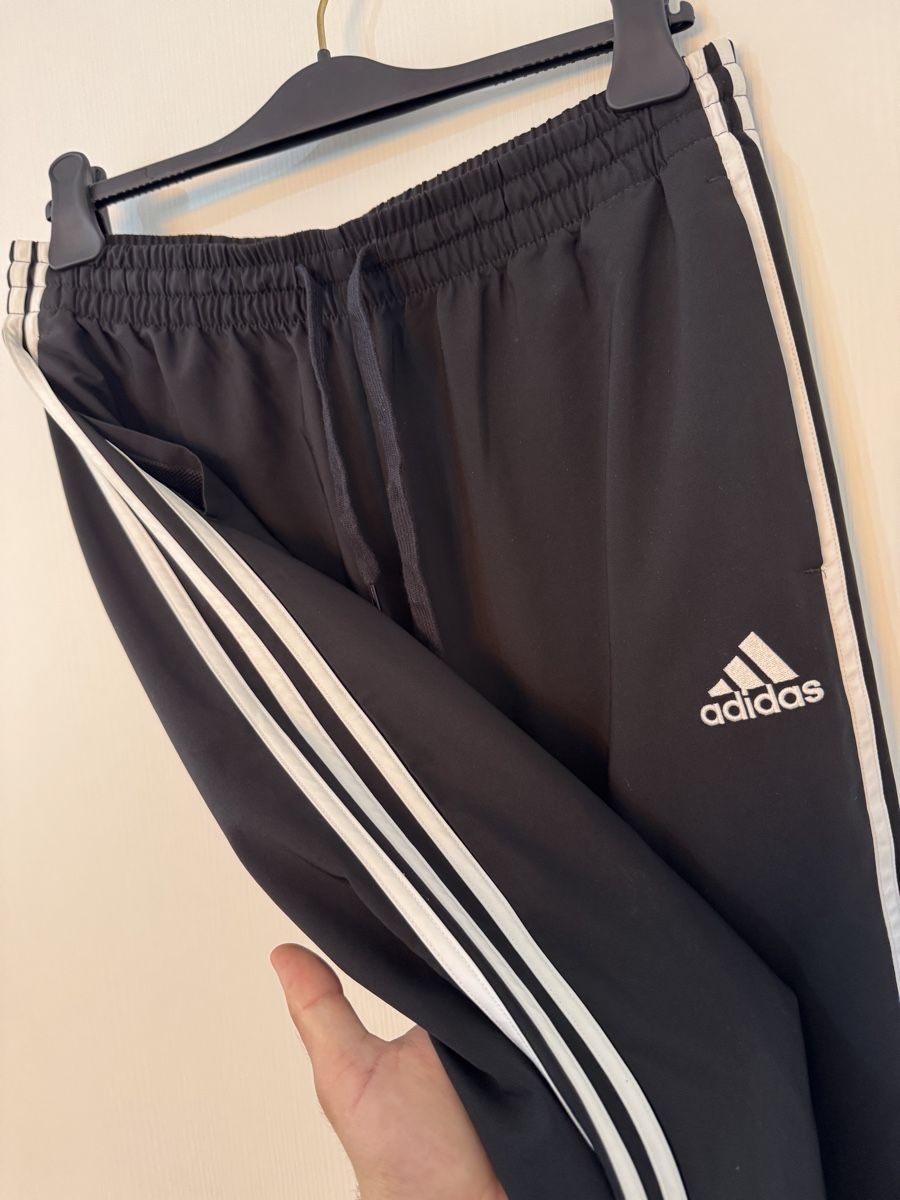 Adidas Pantaloni: Adidas Trainingshose schwarz Grösse L Oryginal – Nuovo (secondo la descrizione) da Wetzikon ZH venduto da Jan_wojt 1