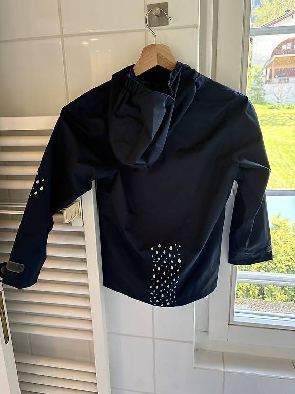 Giacche & Cappotti: Kinder Regenjacke Gr. 128 mit Reflektoren – Usato da Malans GR venduto da Lena_8315 1