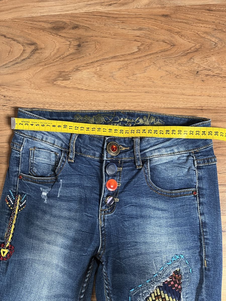Desigual Jeans: Jeans DESIGUAL mit Einnähern und Stickerei – Nuovo (secondo la descrizione) da Oberbüren venduto da len_5q92 7