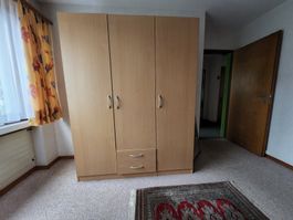 Geräumiger Kleiderschrank aus hellem Holz