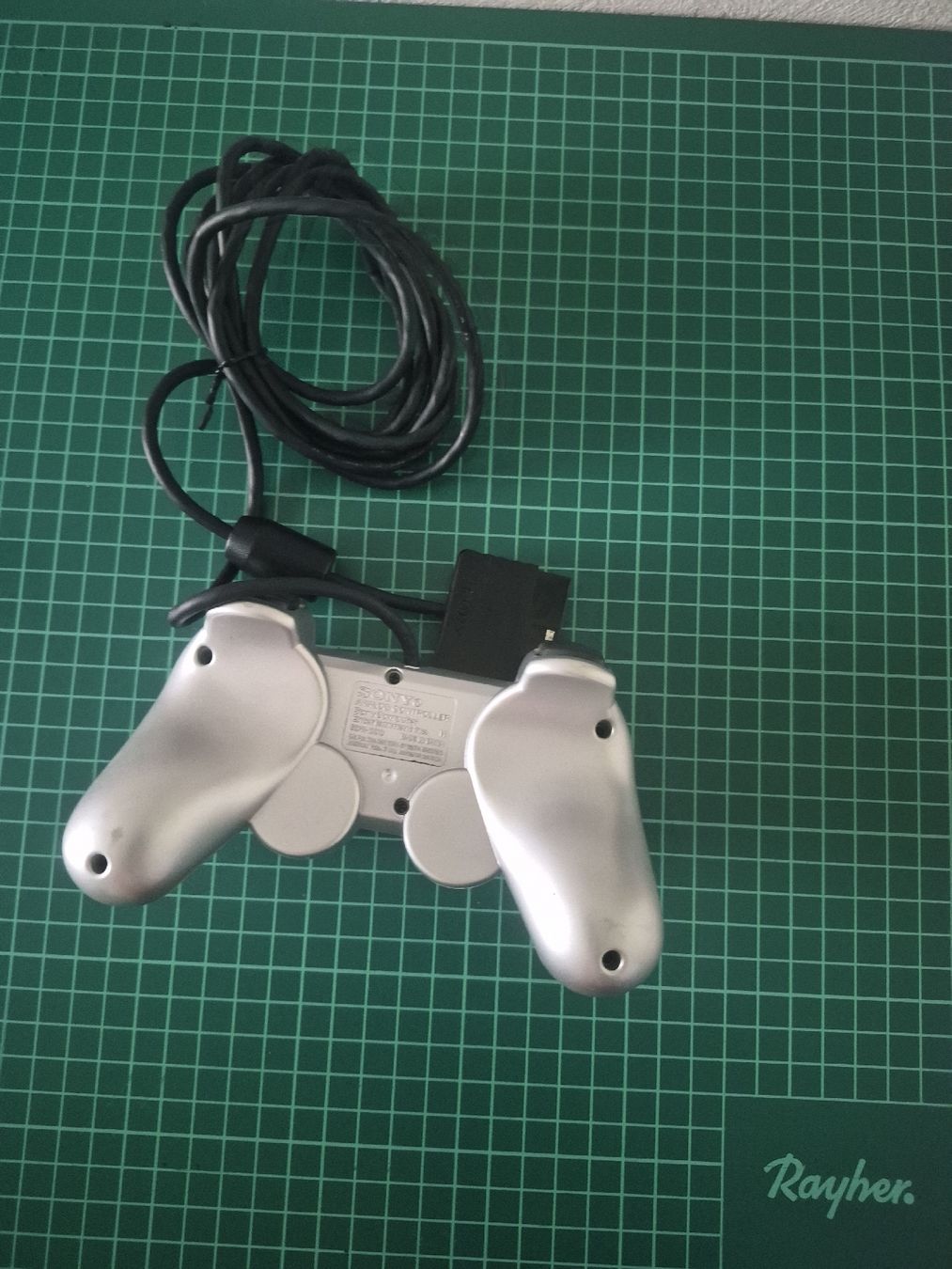 Sony Controller: Used Sony PlayStation 2 DualShock Controller - Silver – Usato da Meyrin venduto da Retro-GZ 1