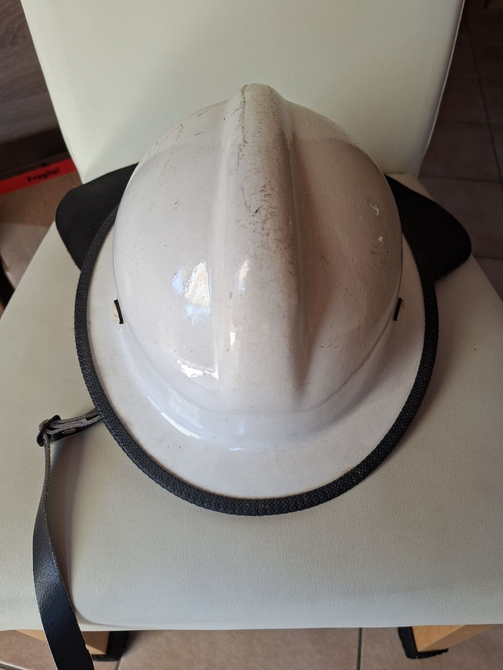 Feuerwehr: Alter Feuerwehrhelm mit Nackenschutz – Gebraucht aus Schwanden Sigrisw von pho_2mc9