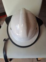 Alter Feuerwehrhelm mit Nackenschutz