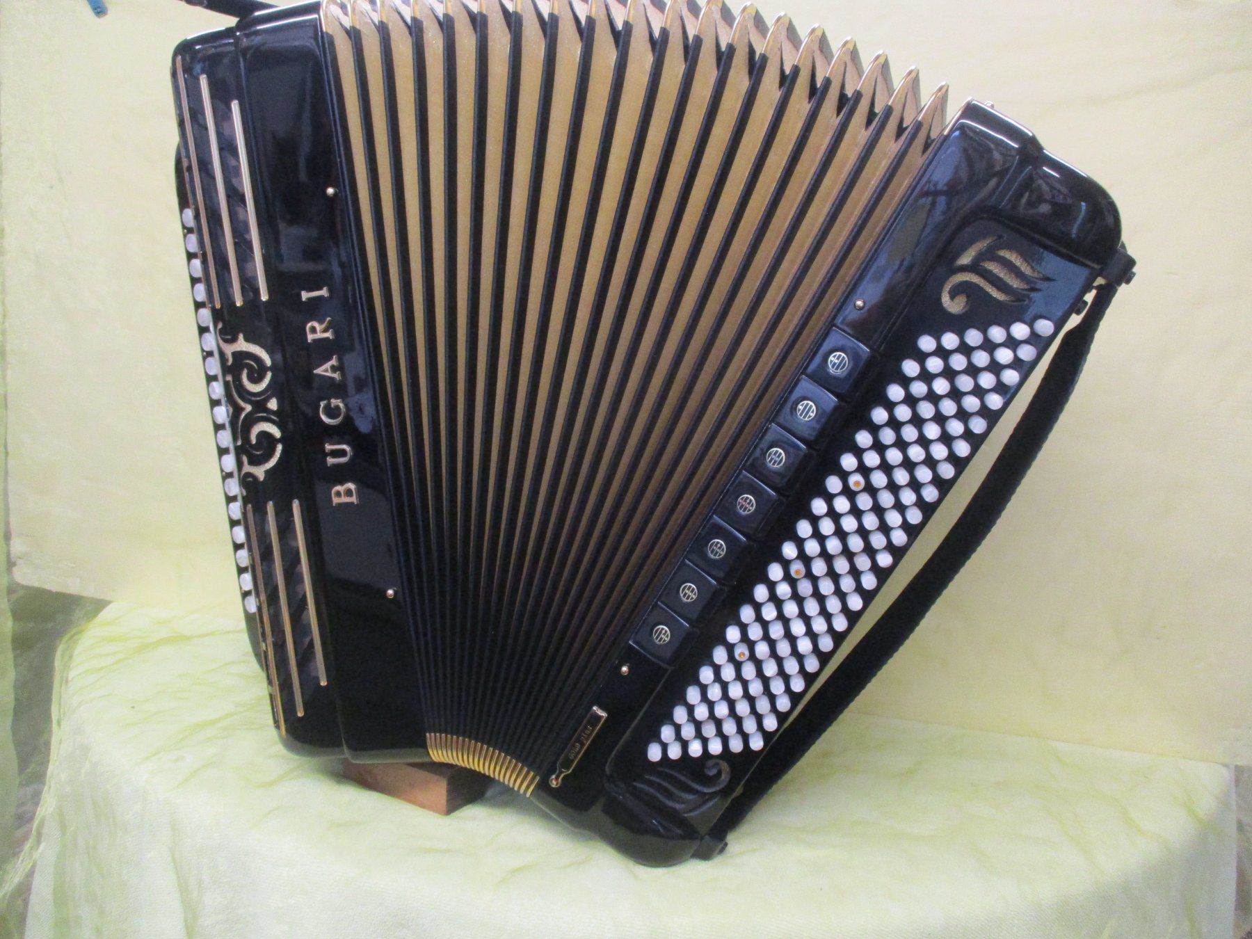 Musikinstrumente: Akkordeon Bugari Gold plus – Gebraucht aus Jegenstorf von Oktavio 4