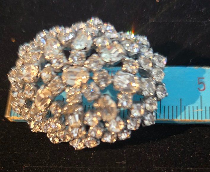 Spille & Fermagli: Funkelnde Vintage-Brosche mit Strasssteinen (ca. 4.5 cm) – Usato da Flums venduto da Flumsantik 5