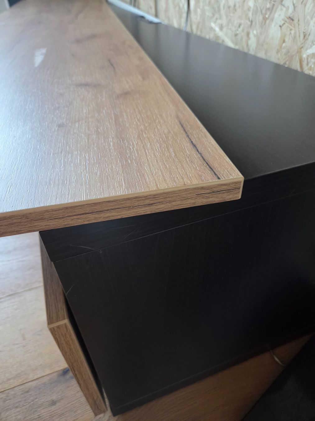 Ikea Mobili TV: Fernsehmöbel mit Eichendekor, zwei Schubladen und Mittelfach – Usato da Kaltbrunn venduto da Metheia 4
