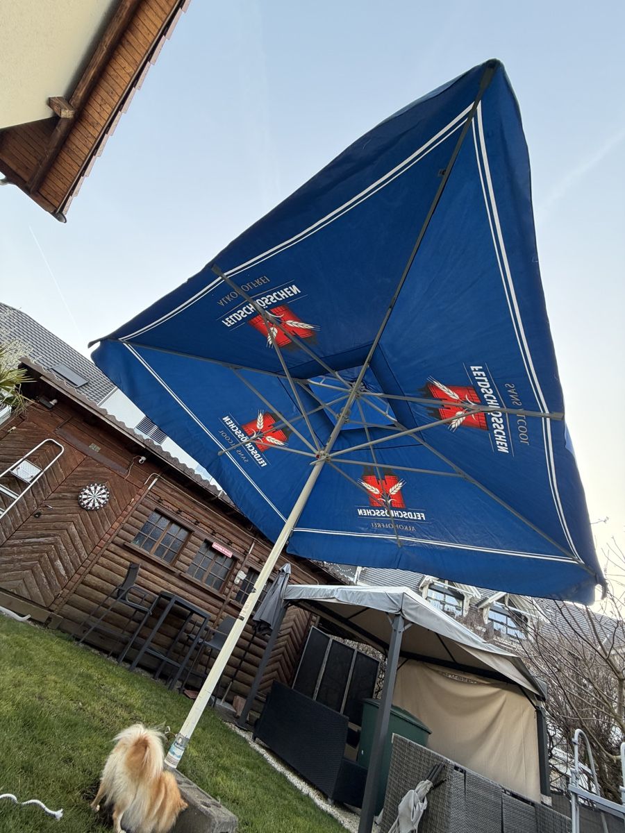 Feldschlösschen Ombrelloni: Grosser Sonnenschirm Feldschlösschen – Usato da Studen BE venduto da FLURIBOY1 4
