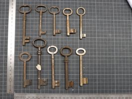 Lot mit 10 antiken Schlüsseln