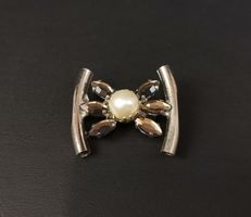 Brosche, Blumenförmig mit Perle