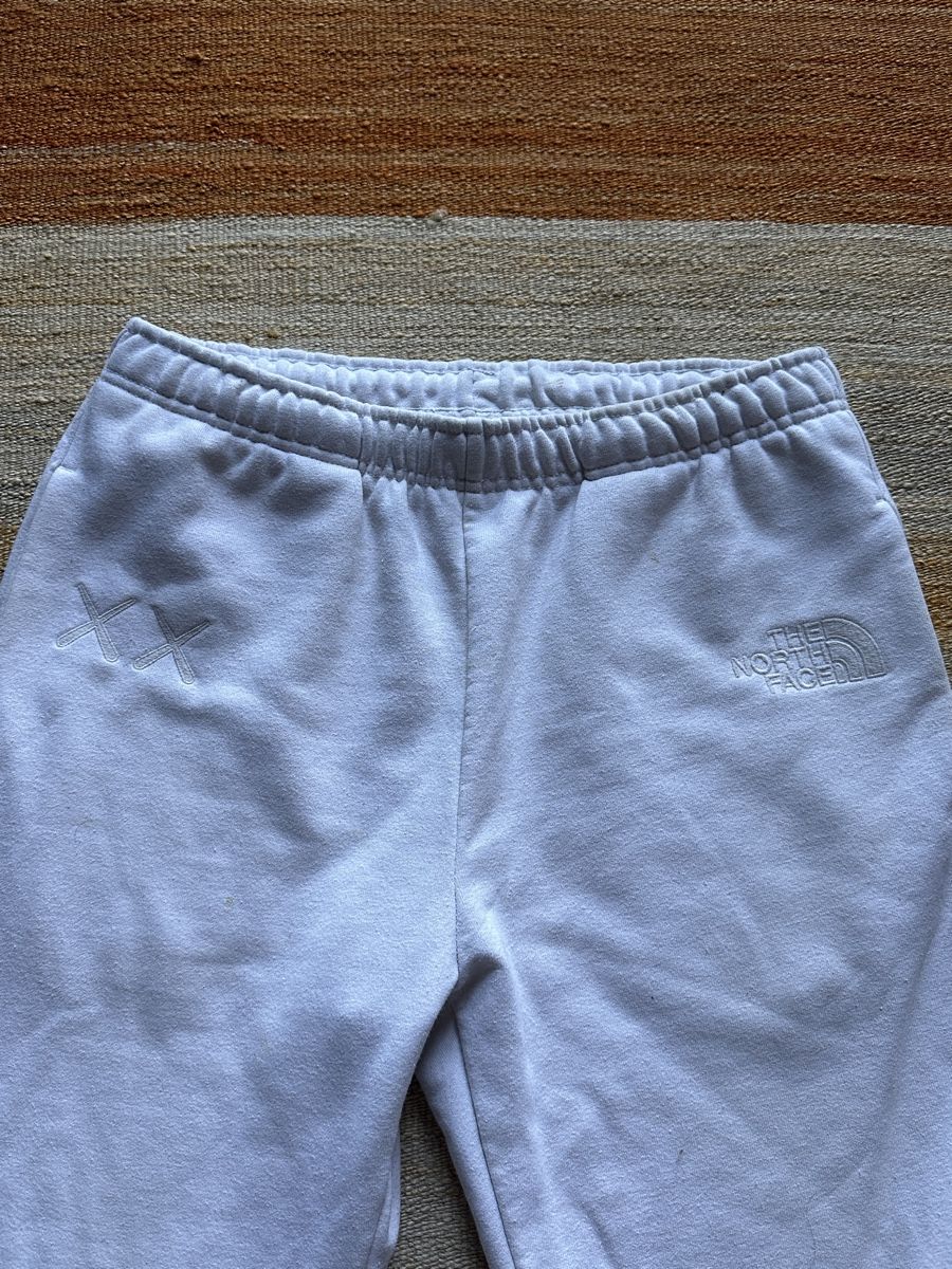 North Face Pantaloni: The North Face x Kaws trackpant size M – Usato da Villars-Burquin venduto da Iliasso 1