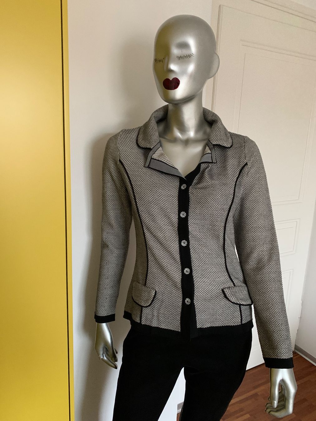 Eva & Claudi Vestes: EVA & CLAUDI: Elegante Strickjacke, Grösse S – D'occasion à Luzern par paulablue