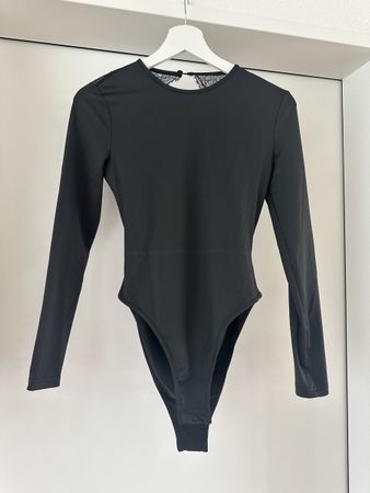 Schwarzer Body mit Spitze, Grösse S, ideal für den Winter!