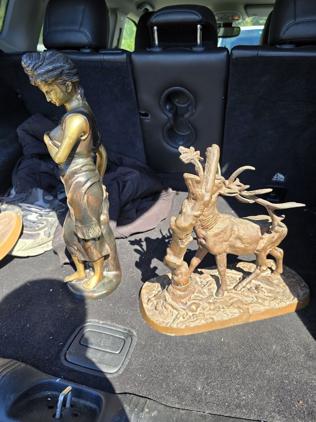 Statuette: Bronze Figure Frau, ein Hirsch gegossen, – Usato da Chur venduto da jasi18 1