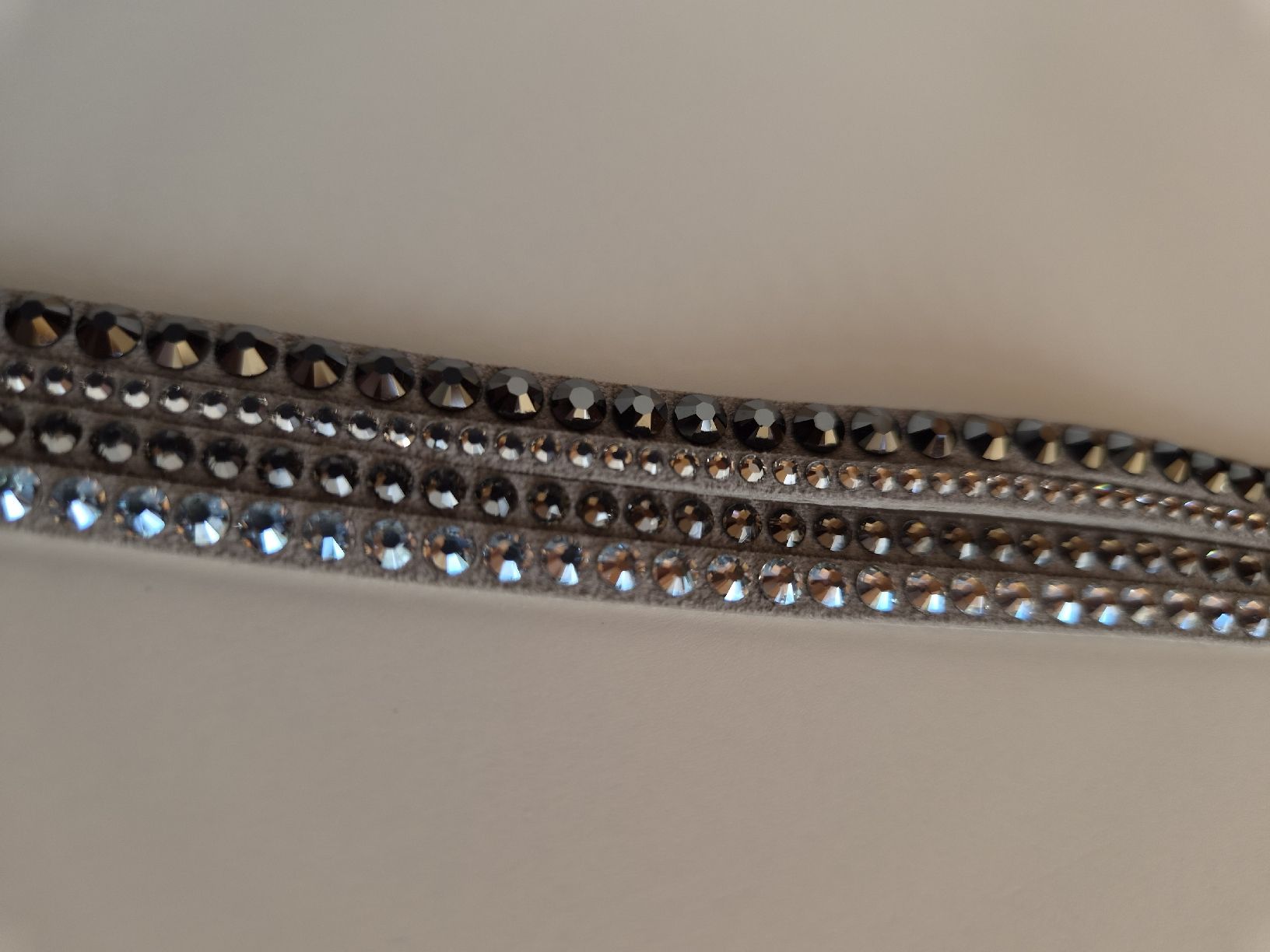 Armbänder & -reifen: Bracelet 5 tours cuir gris et strass  – Gebraucht aus Epautheyres von michoko01 1