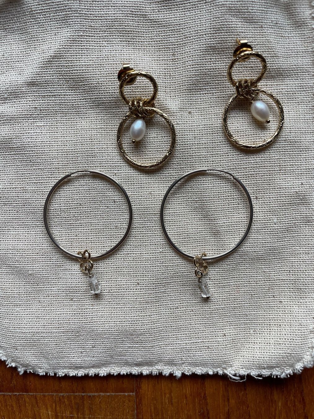 Sonstiger Schmuck: Schmuck-Set von zwei Ohrringen – Gebraucht aus Bourguillon von gartenwohnen