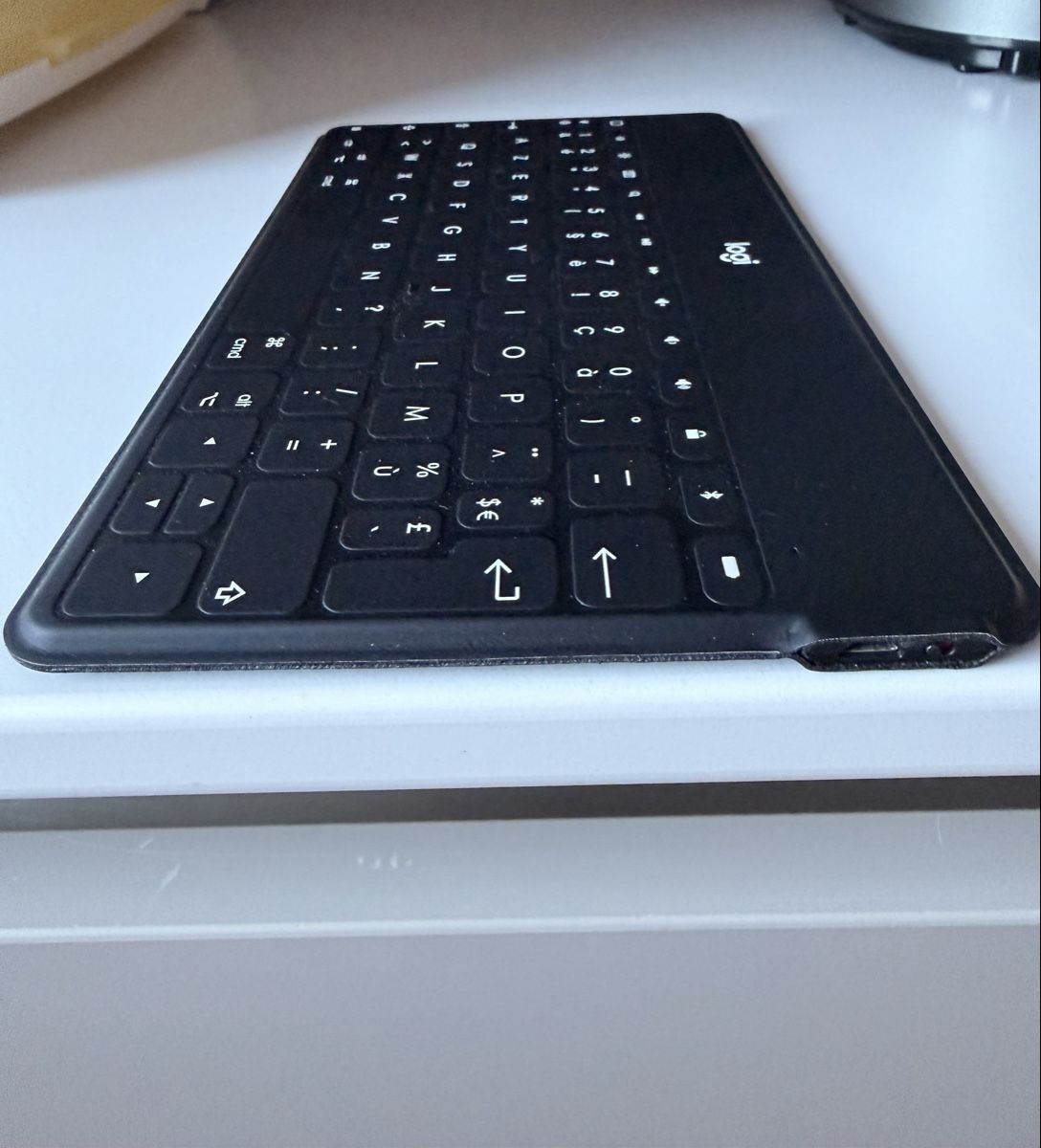 Logitech Tastiere: Clavier Bluetooth Logitech AZERTY ultra fin pour tablette – Usato da Chézard-St-Martin venduto da chr_vz22 1