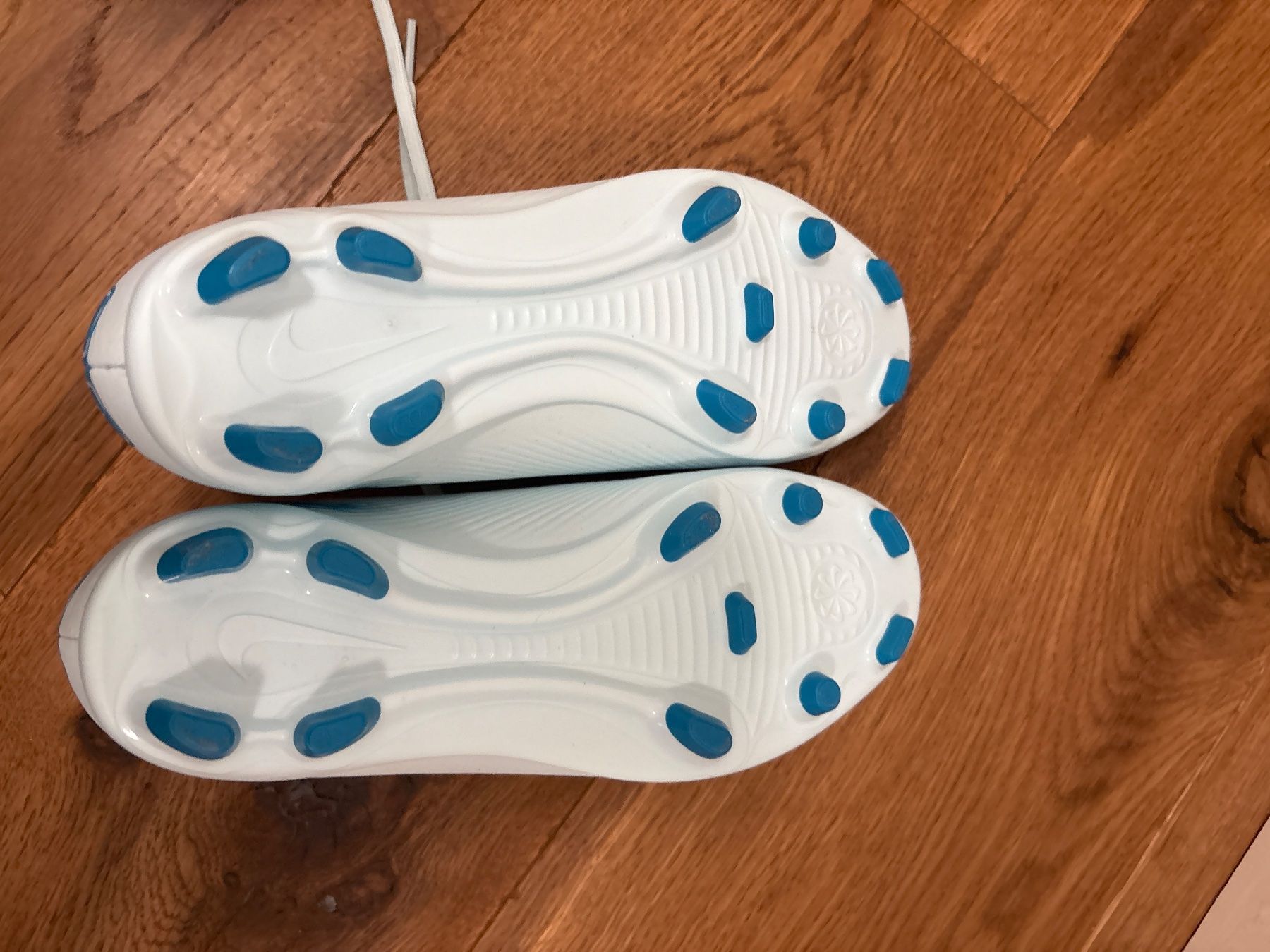 Nike Schuhe für Jungen: Chaussures de foot enfants – Neu und originalverpackt aus Nyon von Iryna1260 3