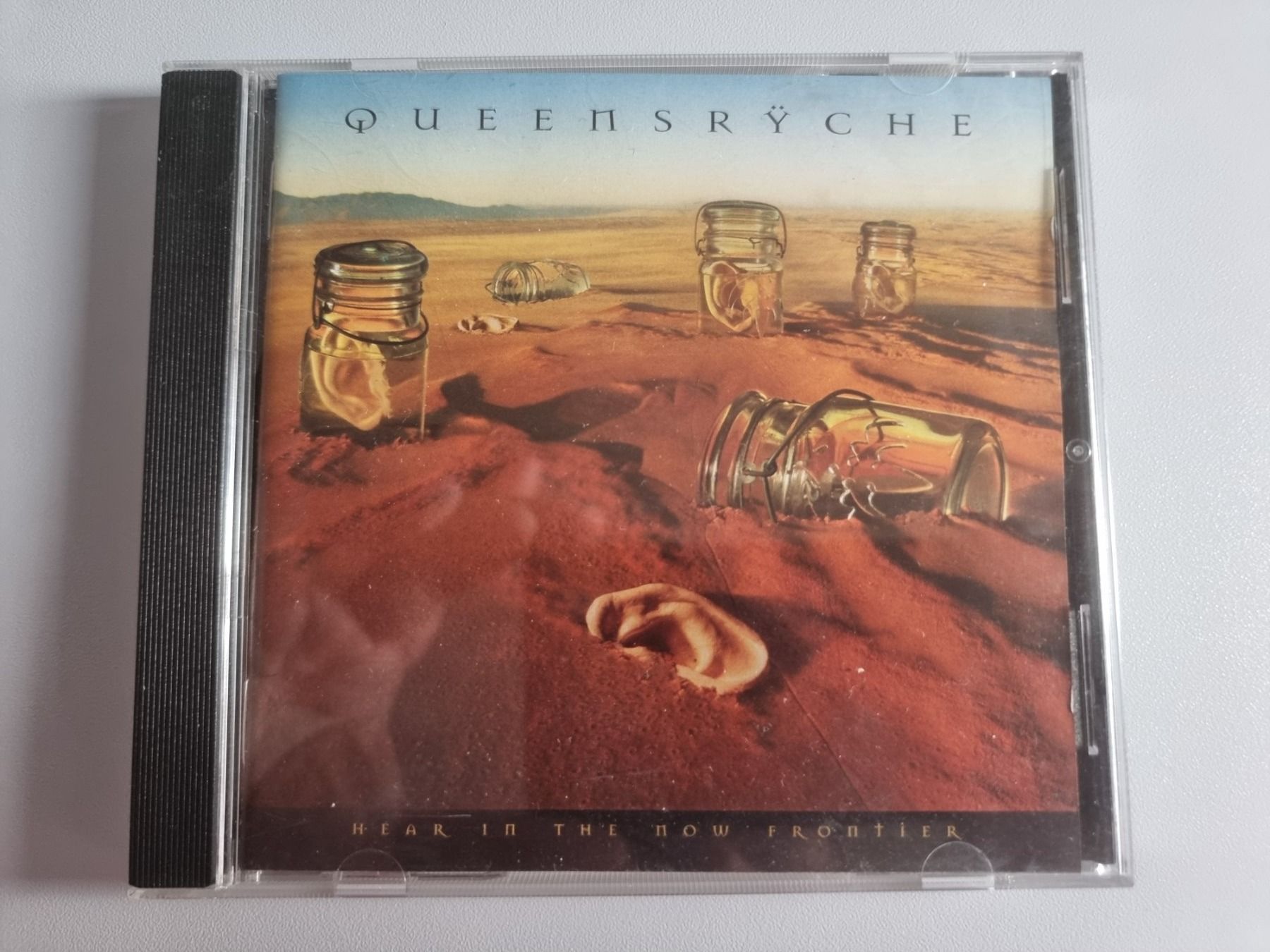 CDs: CD Queensrÿche - Hear in the Now Frontier – Gebraucht aus Schaffhausen von Kellerrassel