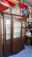 Vitrine en bois massif avec étagères verre bon état