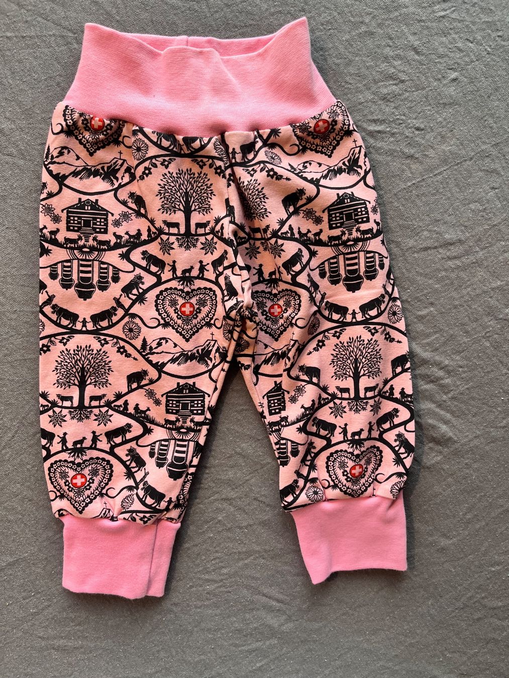 Pantaloni: 1 Kinderhose selbst genäht – Nuovo e nell'imballaggio originale da Büsserach venduto da bor_s88m