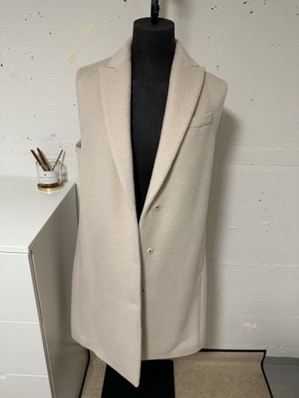 Brunello Cucinelli ärmelloser Mantel beige Grösse 40