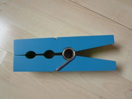 grün-blaue Klammer MEMOHALTER  übergroße Wäscheklammer