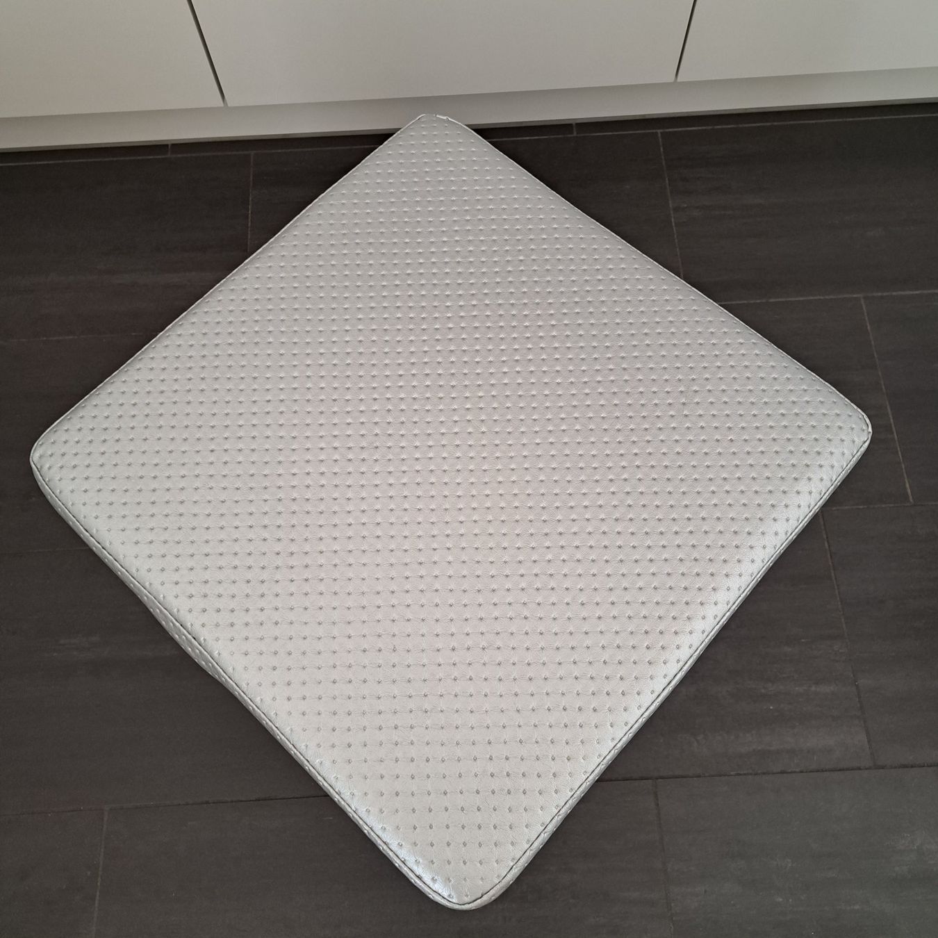 Sgabelli: Neuer quadratischer Hocker silber-grau – Nuovo (secondo la descrizione) da Hochdorf venduto da Westin05 1