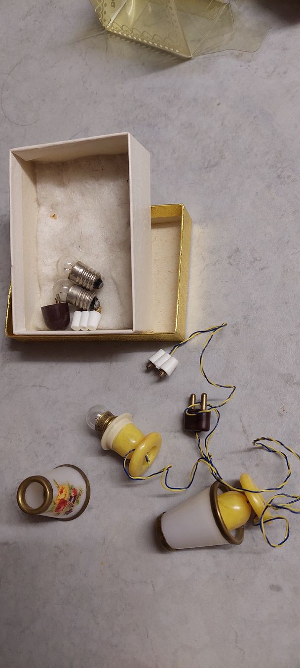 Case e mobili per bambole: Puppenstuben Lampen  antik  – Usato da Muri AG venduto da nindo1 6