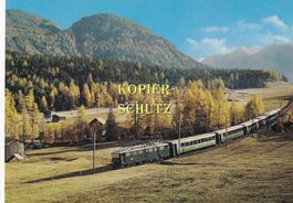 Schnellzug der RhB in der Herbstlandschaft bei Davos /az