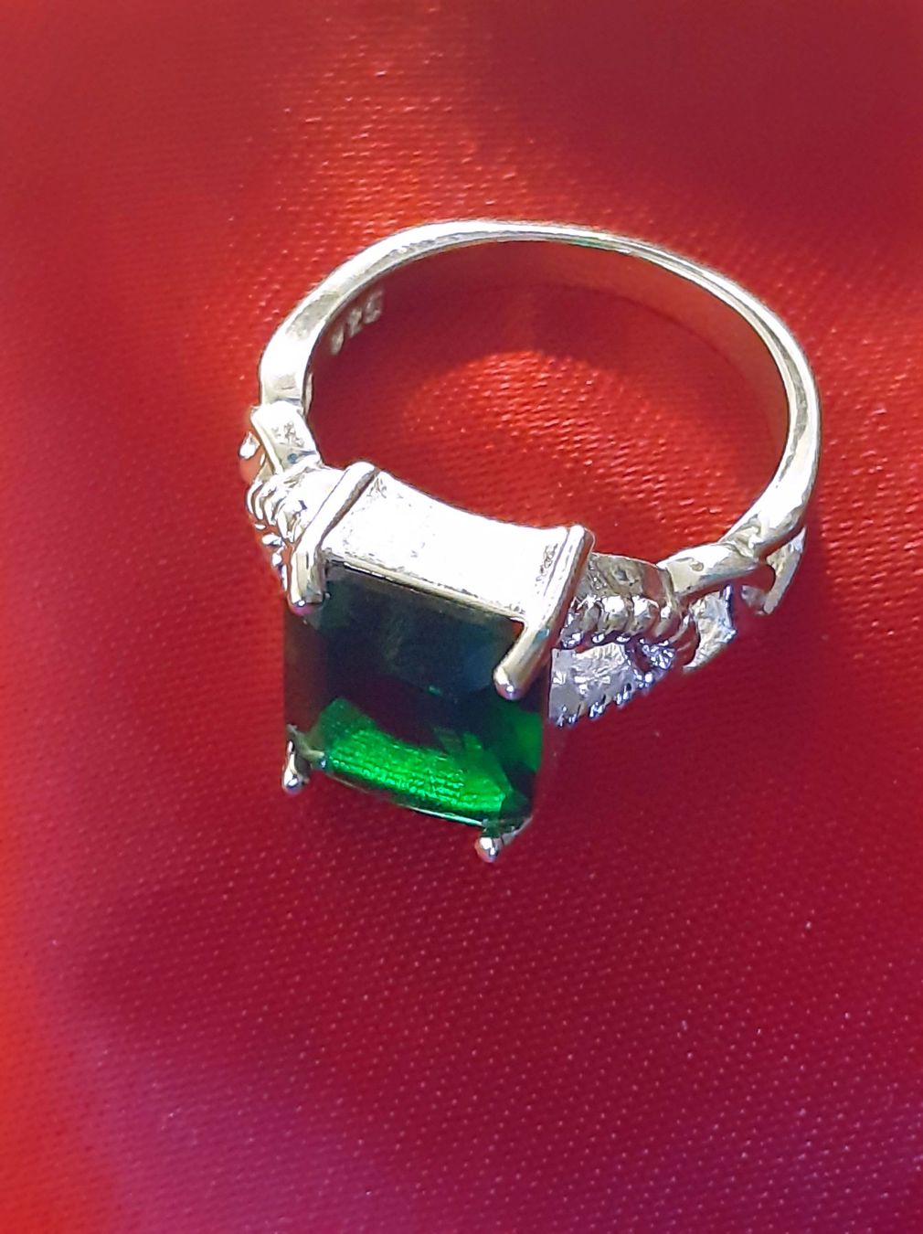 Anelli: Eleganter Ring mit grünem Zirkonia, 925 versilbert Gr. 8 – Nuovo (secondo la descrizione) da Grenchen venduto da maretop 2