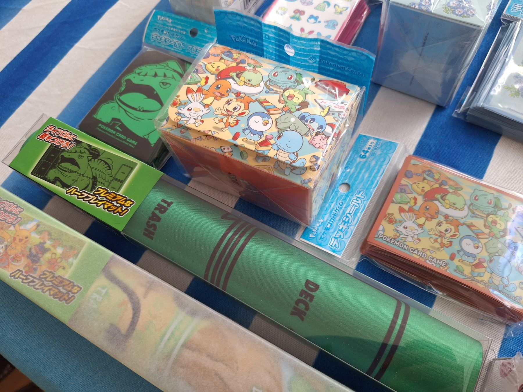 Pokémon Sammelbilder & Trading cards: 17-teiliges JP Pokemon Center Set; Sleeves, Deck Boxes – Neu und originalverpackt aus Spreitenbach von misi.m 3