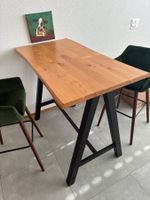 Stehtisch mit 2 Barstühlen