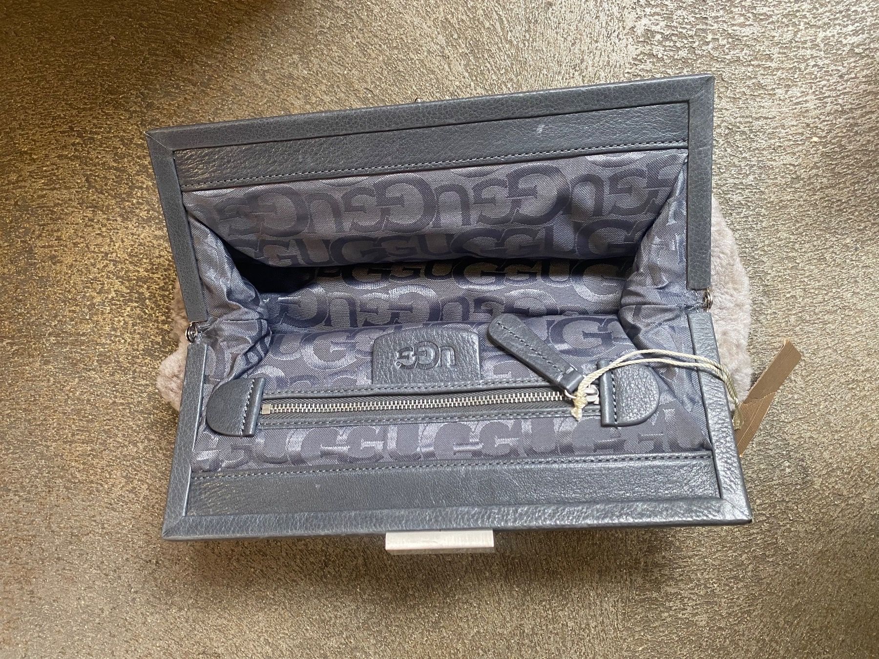 Ugg Borse da donna: Sac porté à la main UGG – Nuovo e nell'imballaggio originale da Orbe venduto da D-stockFactory-Orbe 2